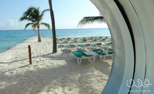 Coral KidZ Club Cancun - Art & Crafts Porthole View